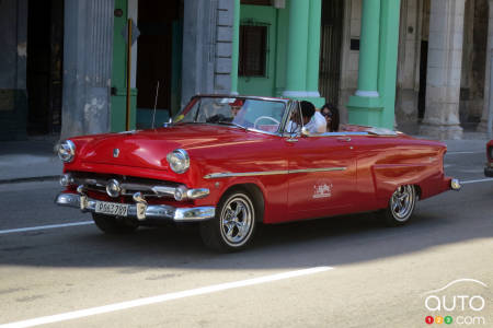 This 1952 Ford convertible spotted at the Parque Central is an original and not a coupe with its top chopped off!
